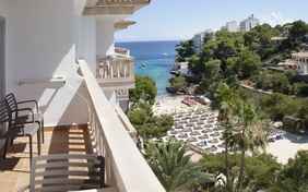 seitlicher Meerblick von einem Balkon des Appartementhauses